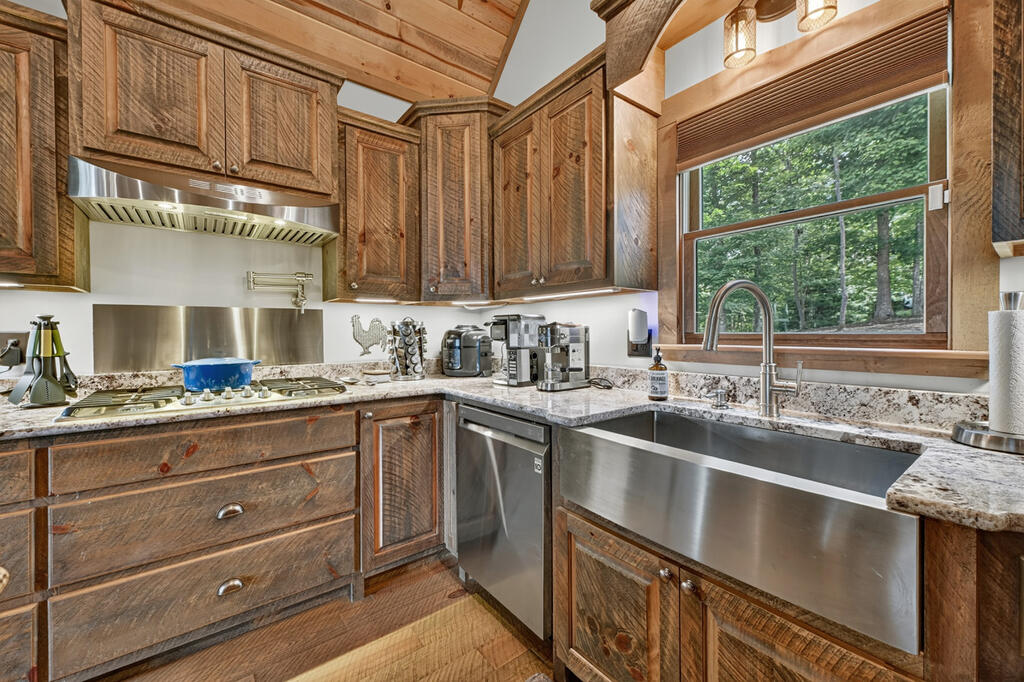 274 HOT HOUSE DRIVE, MINERAL BLUFF GA 30559