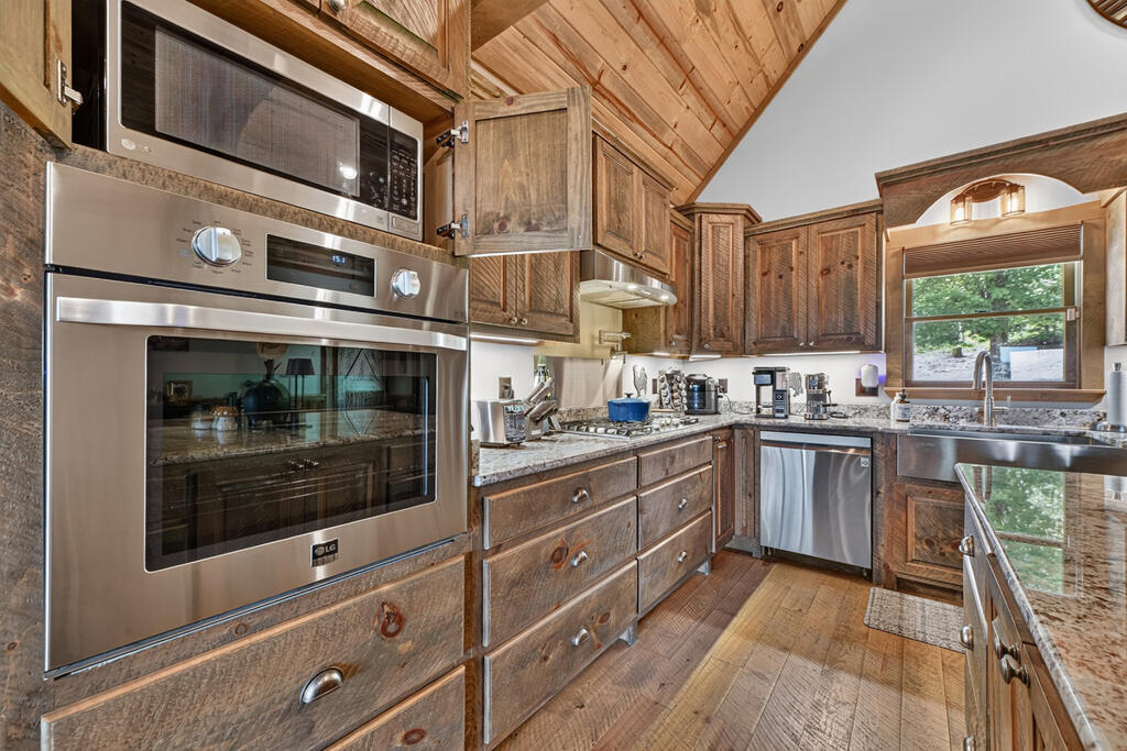 274 HOT HOUSE DRIVE, MINERAL BLUFF GA 30559