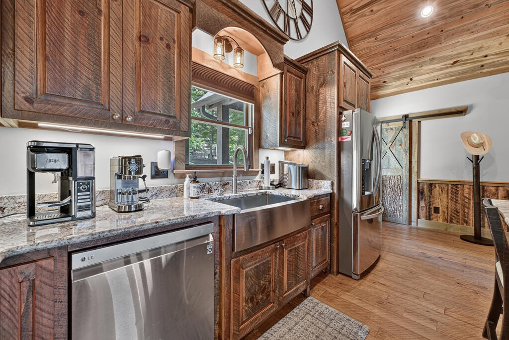274 HOT HOUSE DRIVE, MINERAL BLUFF GA 30559