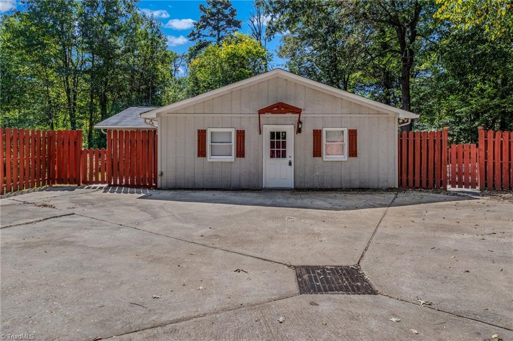 Photo 1 of Single family home for sale at 4039 Bethania Sta Rd, Winston Salem, NC 27106 | MLS# 1237863 | Listing updated on 2026-10-08