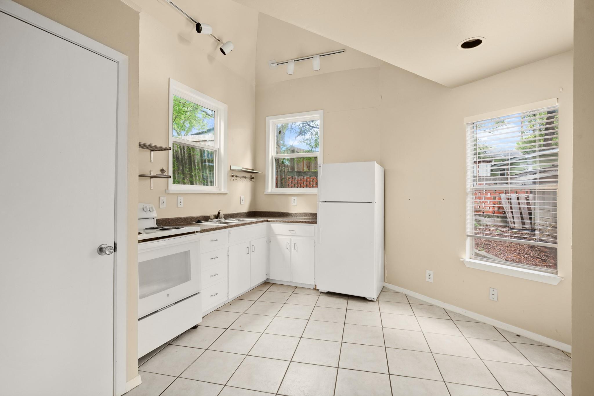 Photo 2 of 3302 Hemlock Ave # B, Austin TX 78722
