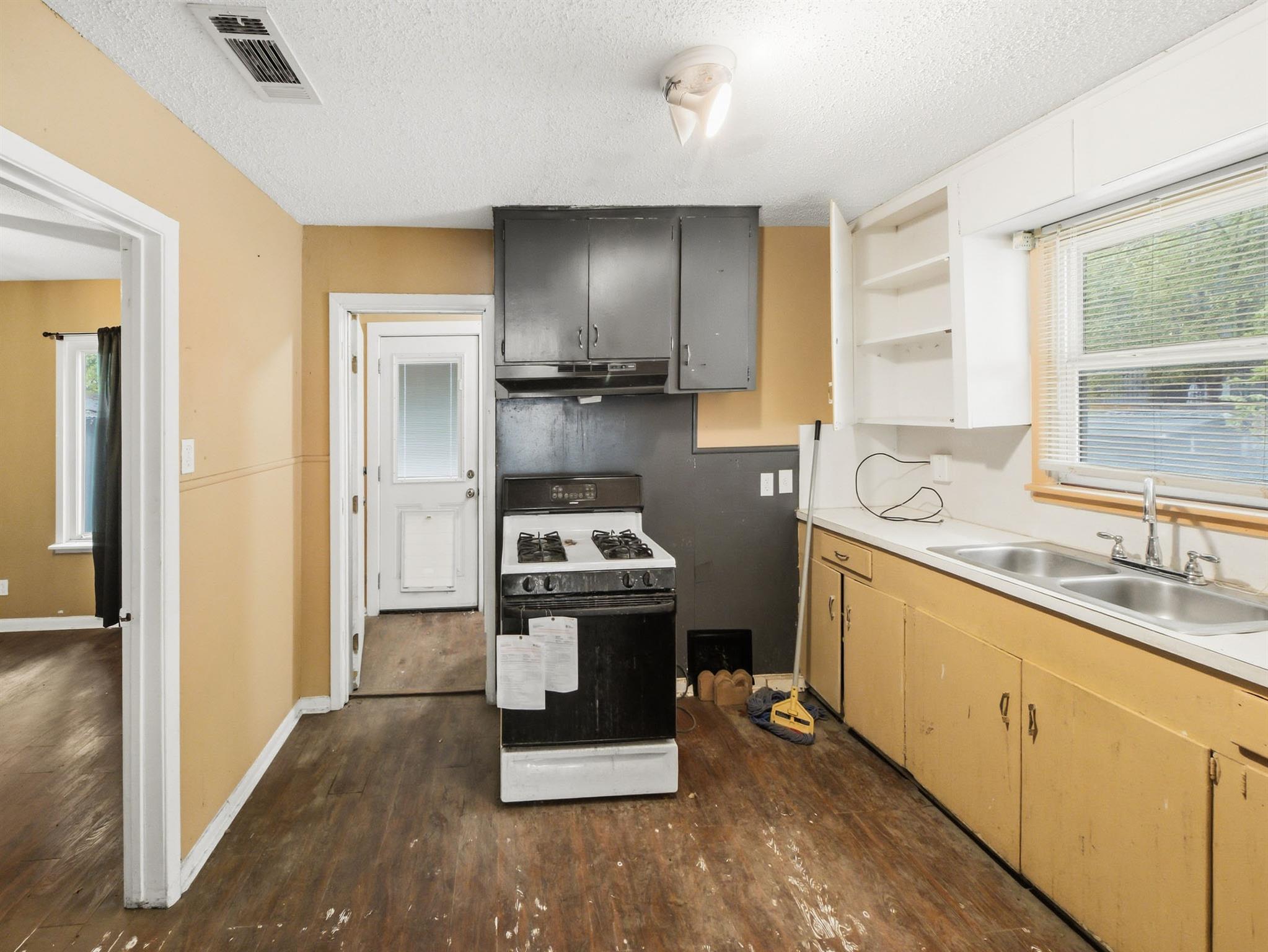 1507 1/2 Holly ST, Austin TX 78702