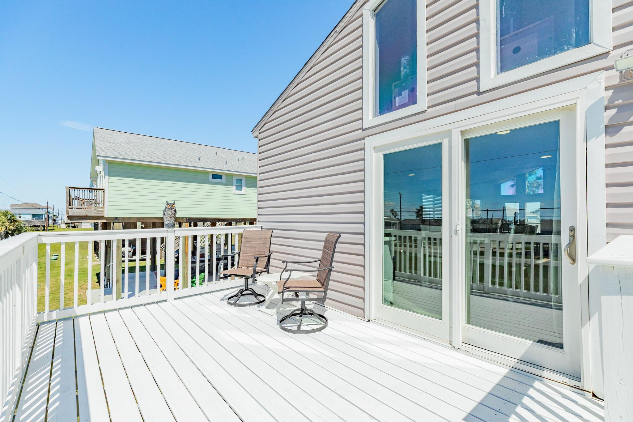 Wraparound Deck – Generous deck space provides multiple seating areas, ideal for relaxing or hosting while enjoying the coastal atmosphere.
