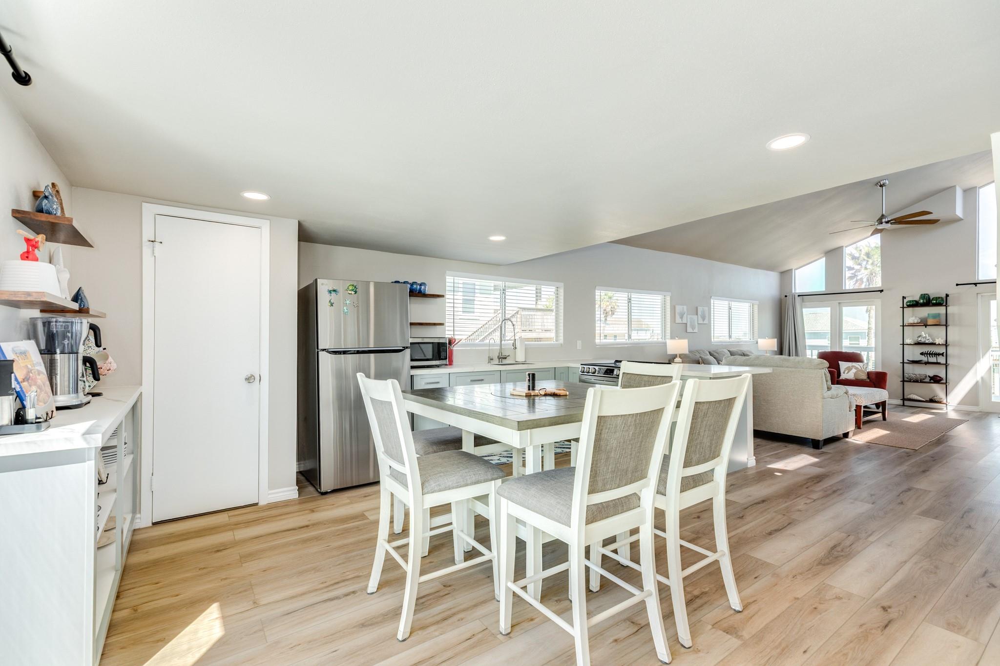 Dining Area – Dedicated dining space with direct access to the deck, perfect for indoor-outdoor meals and gatherings.
