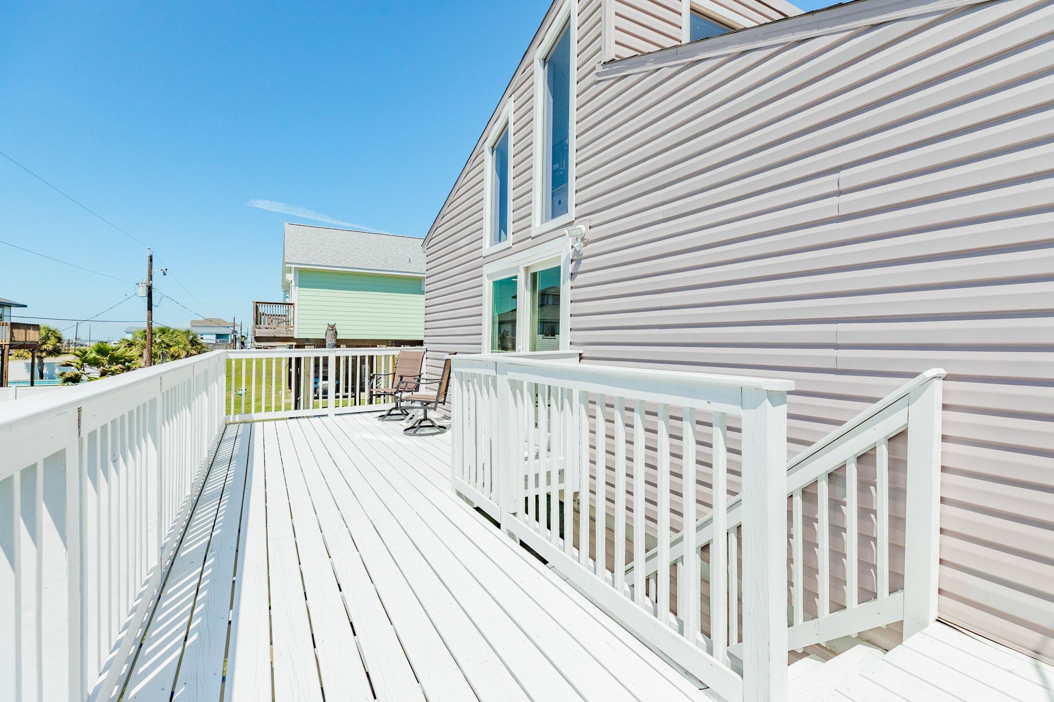 Wraparound Deck – Generous deck space provides multiple seating areas, ideal for relaxing or hosting while enjoying the coastal atmosphere.