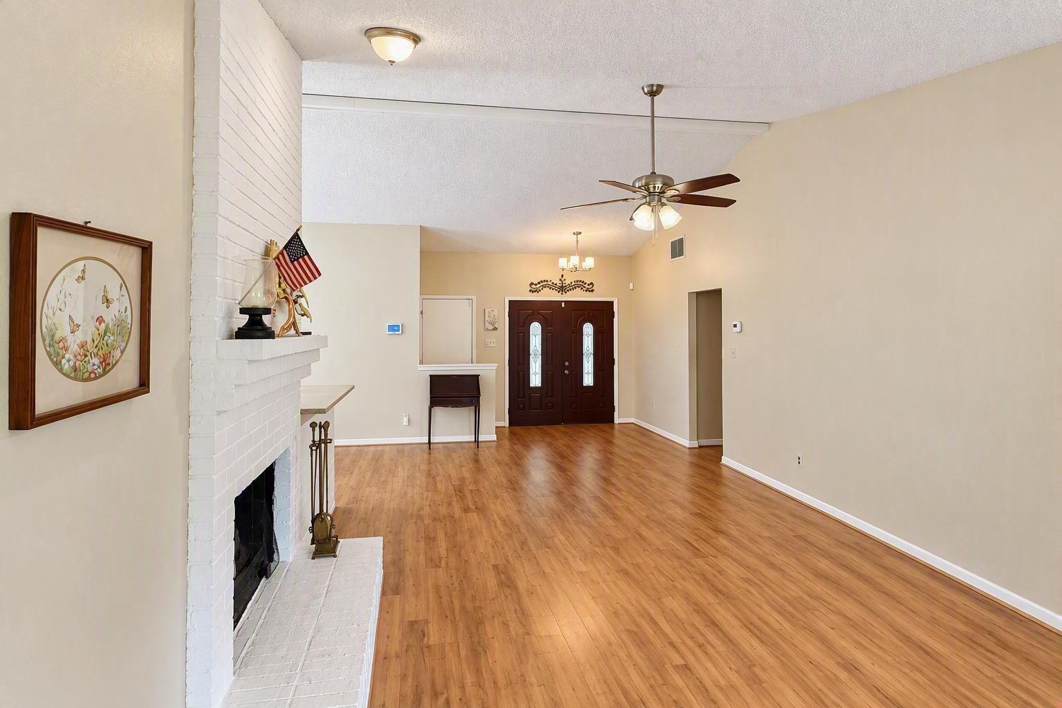 Large open area perfect far dual sitting area or dining/living combo