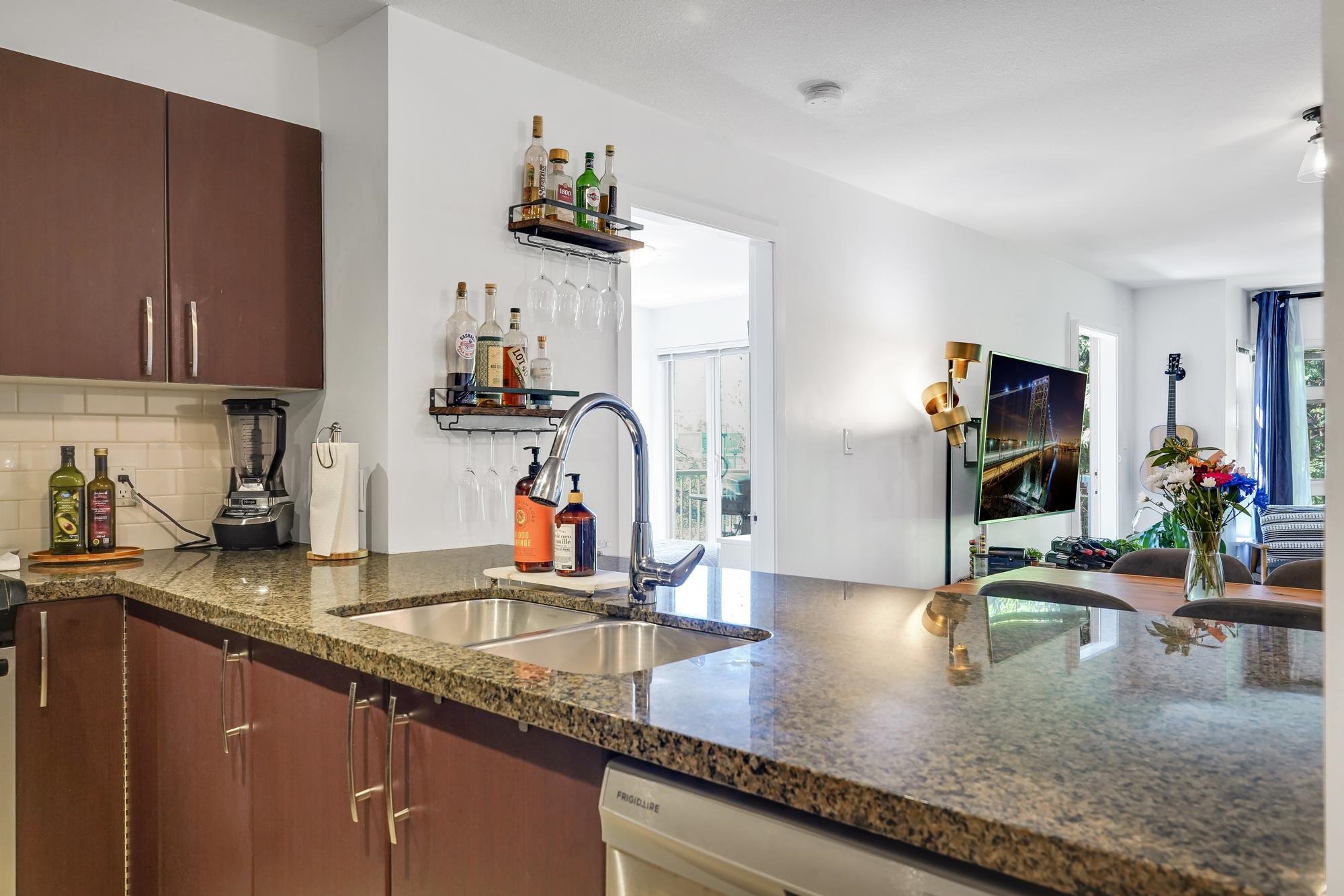 #203 7337 Macpherson Avenue - 10
