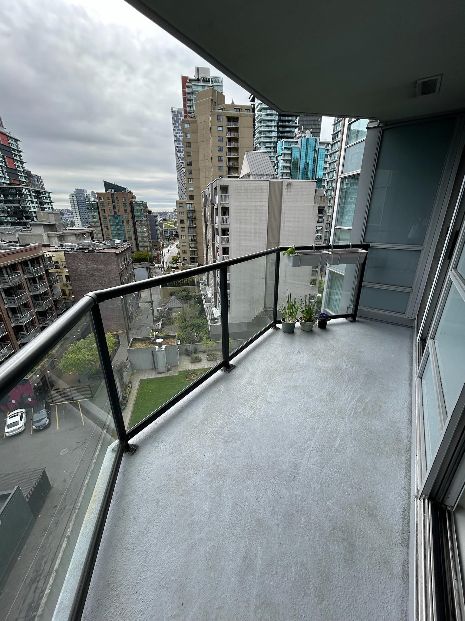 #809 1212 Howe Street - 18