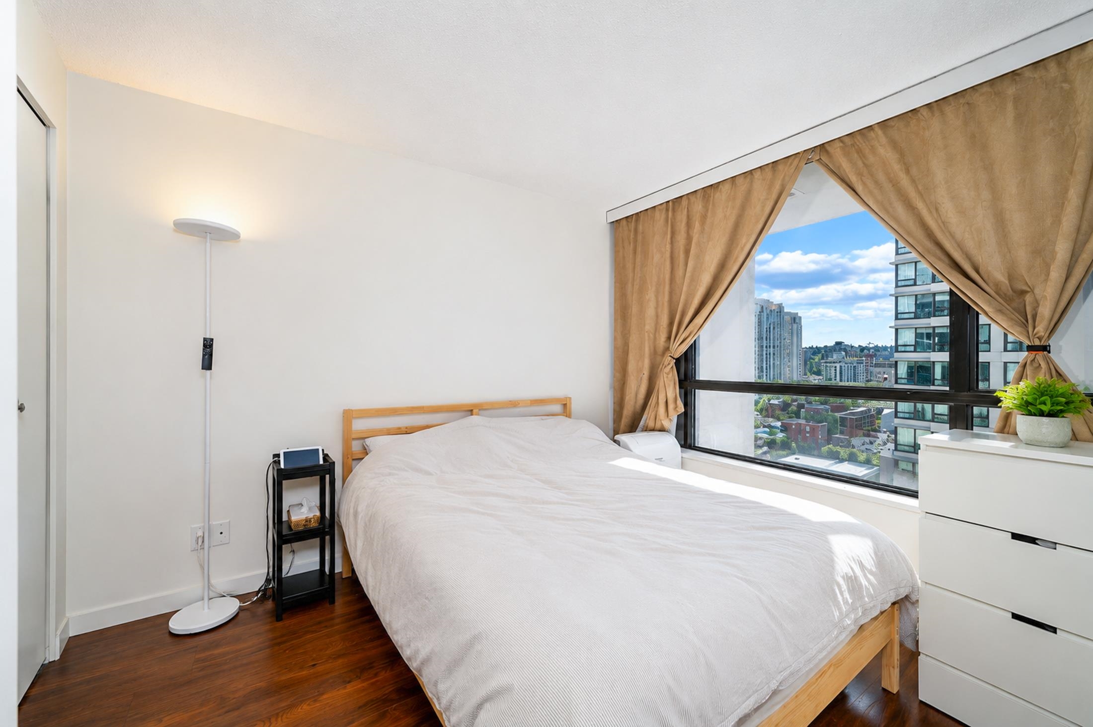 #1405 909 Mainland Street - 12