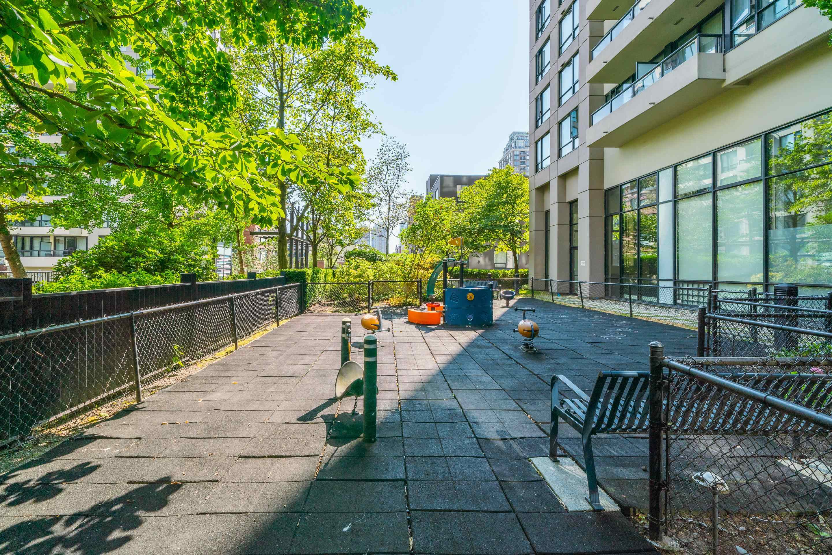 #1405 909 Mainland Street - 26