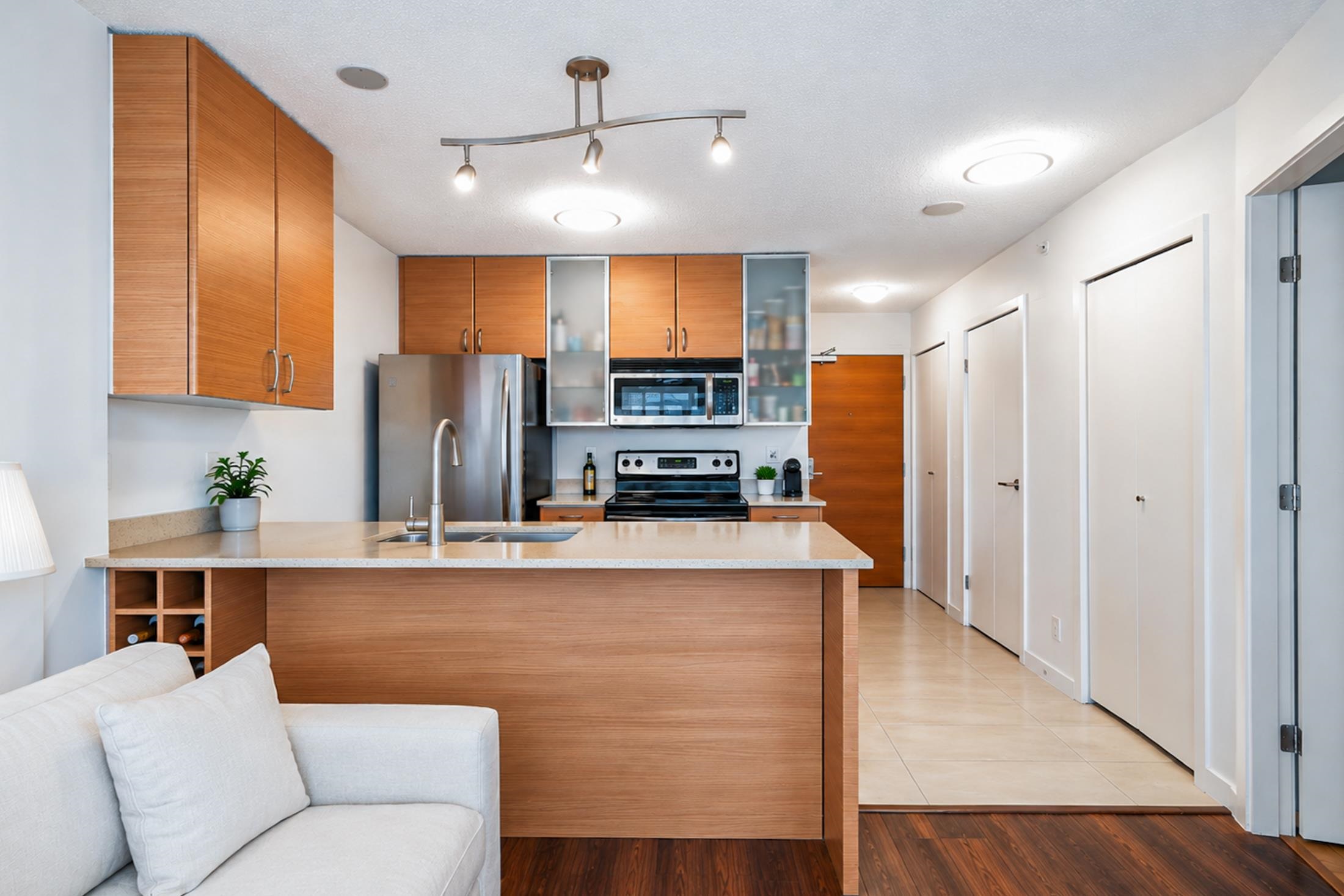 #1405 909 Mainland Street - 3