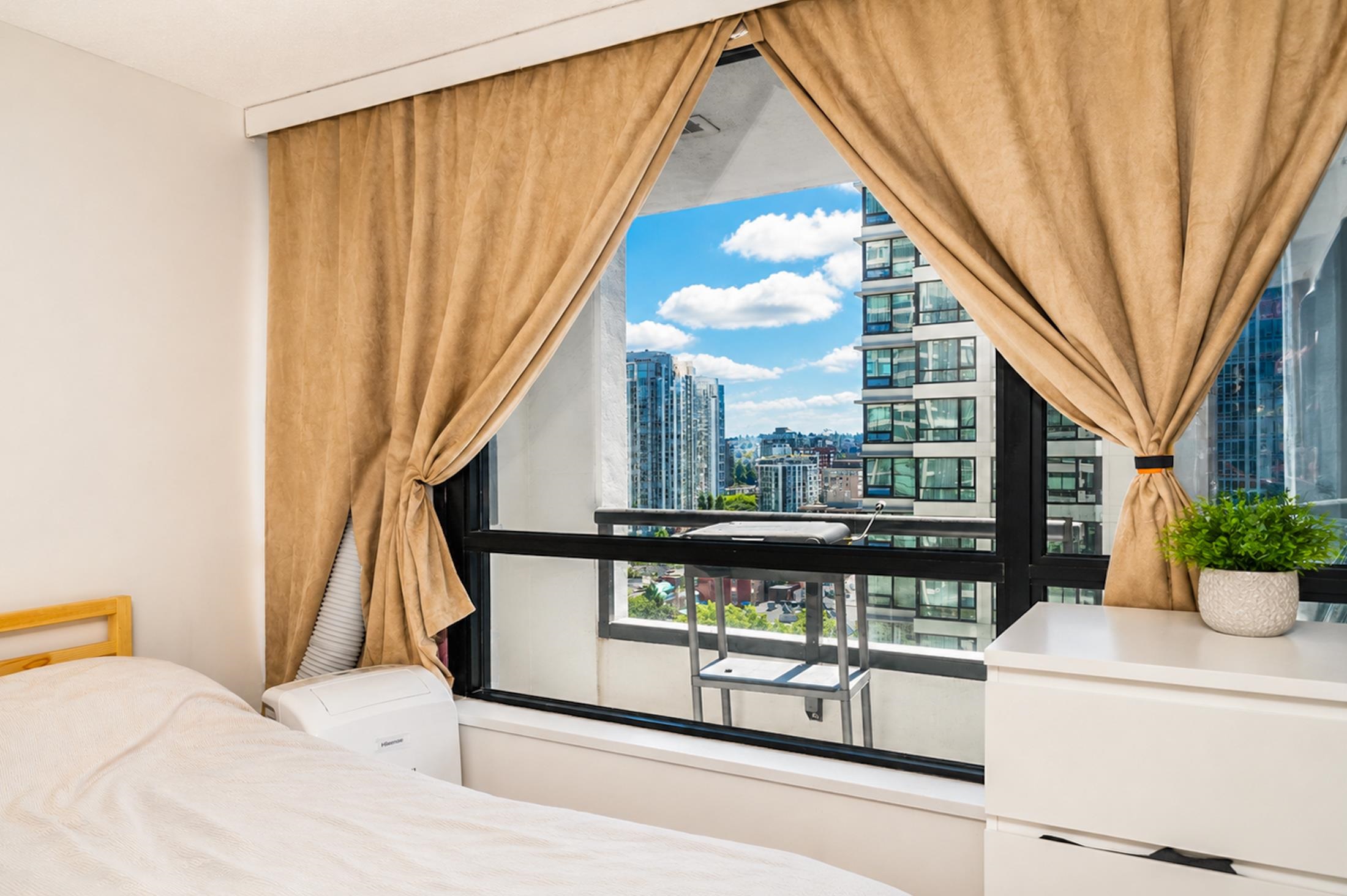 #1405 909 Mainland Street - 10