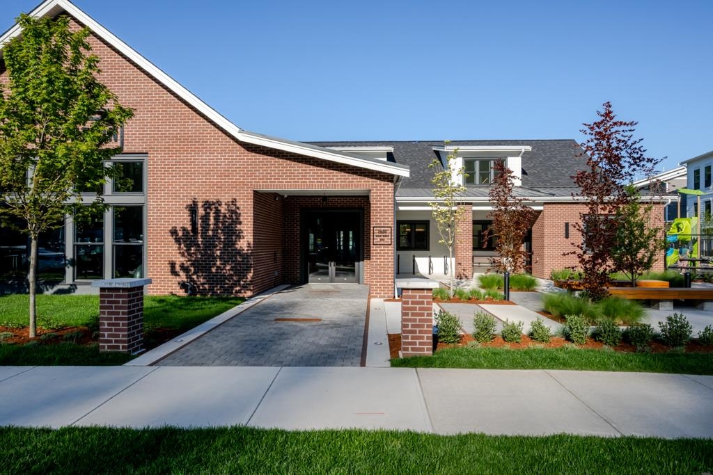 #35 2774 Montrose Avenue - 27