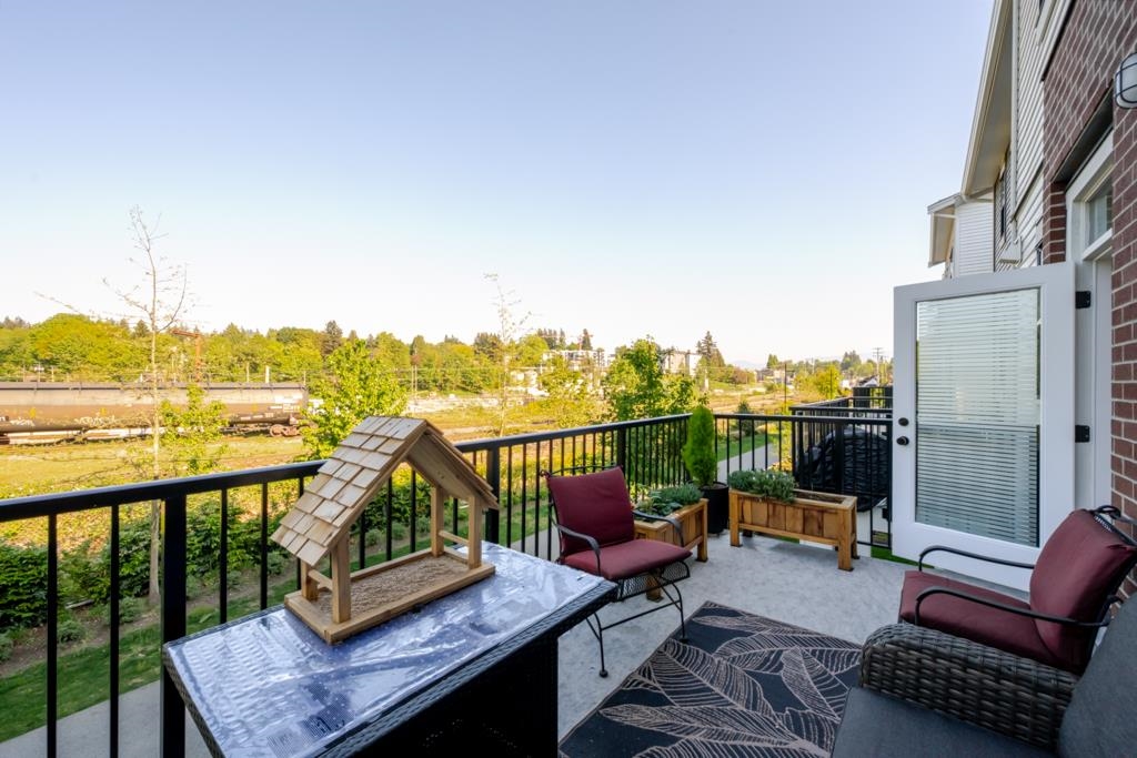 #35 2774 Montrose Avenue - 26