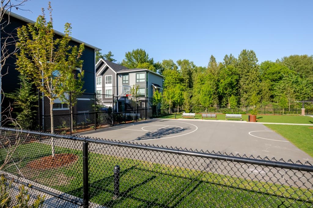 #35 2774 Montrose Avenue - 32