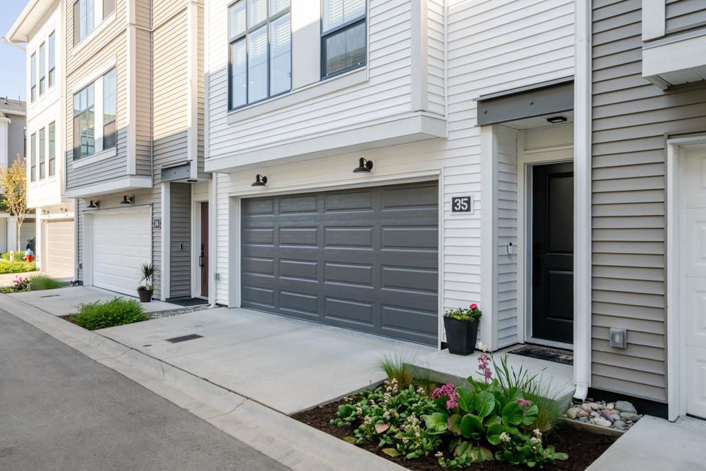 #35 2774 Montrose Avenue - 20