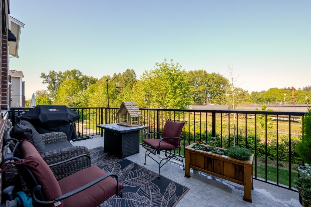 #35 2774 Montrose Avenue - 25