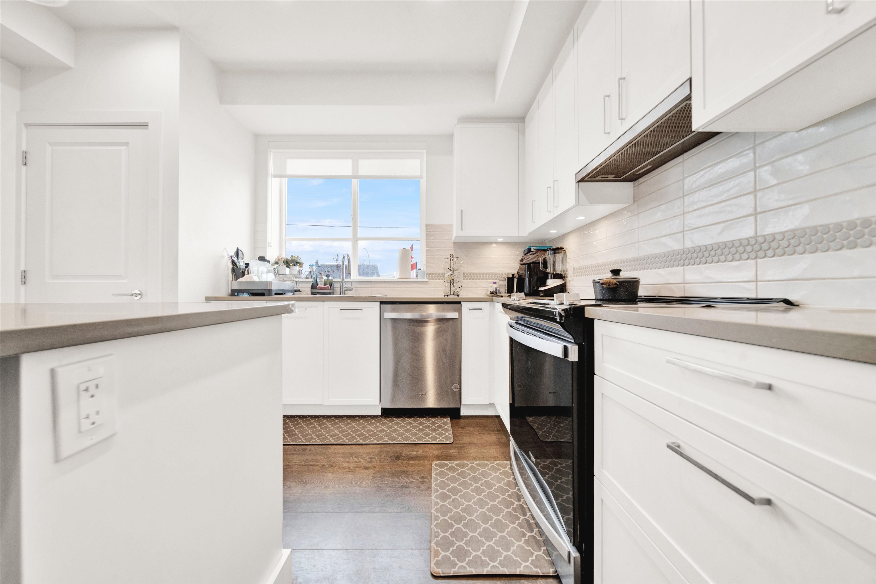 #B208 20834 80 Avenue - 18