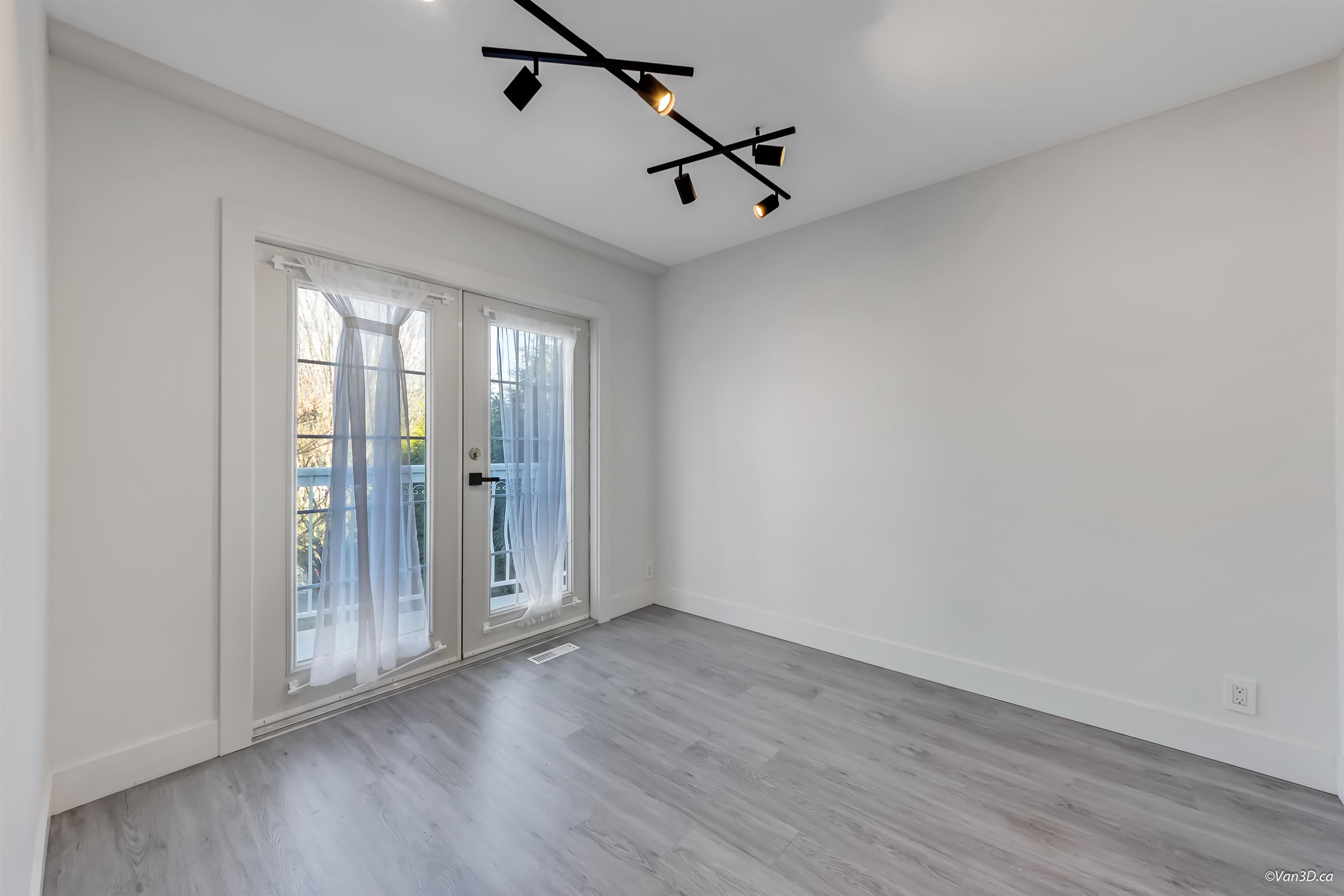 4346 Dundas Street - 12