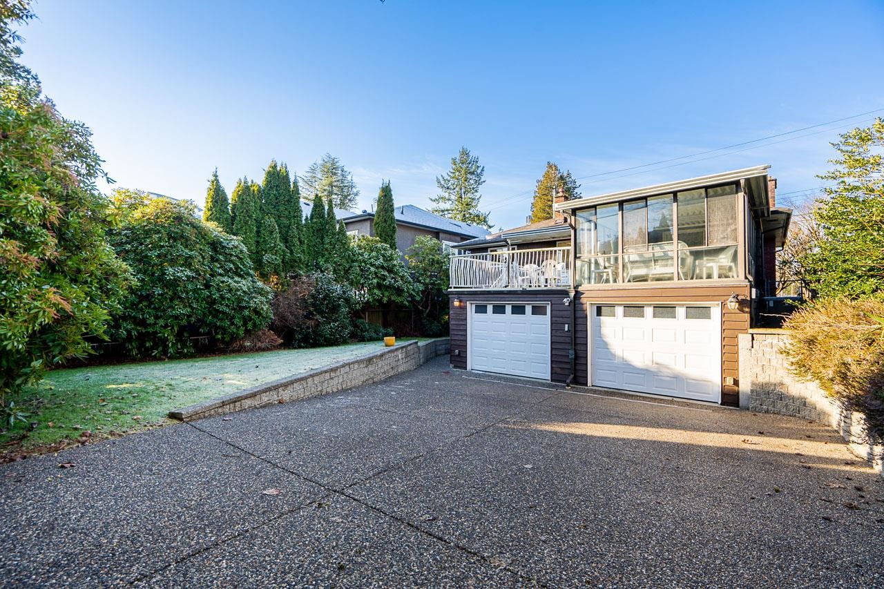 1910 Holdom Avenue - 25