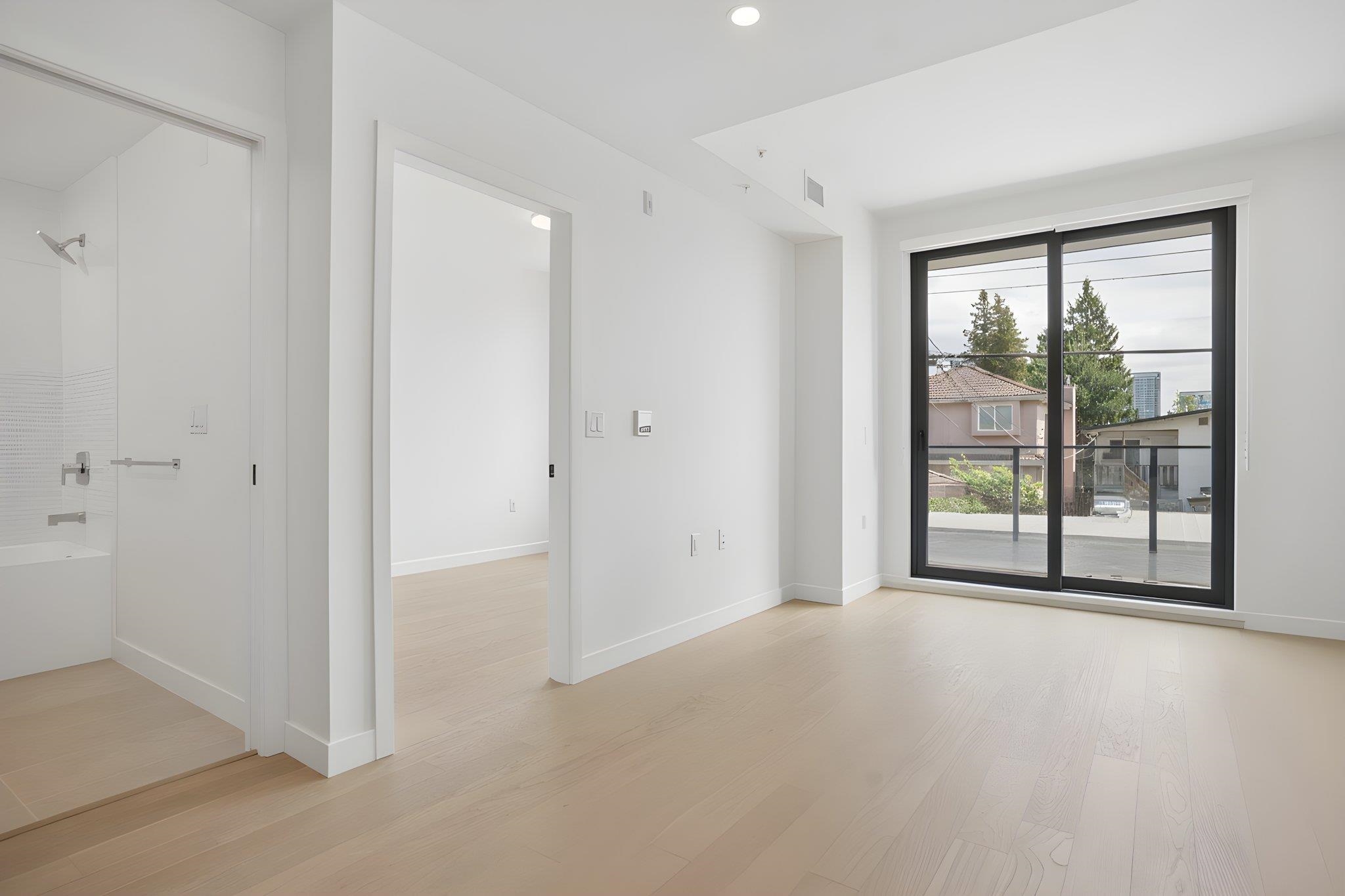 #202 8398 Oak Street - 5