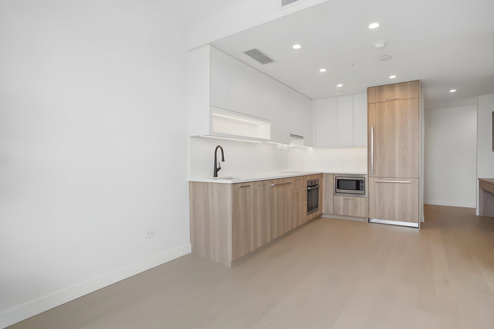 #202 8398 Oak Street - 6