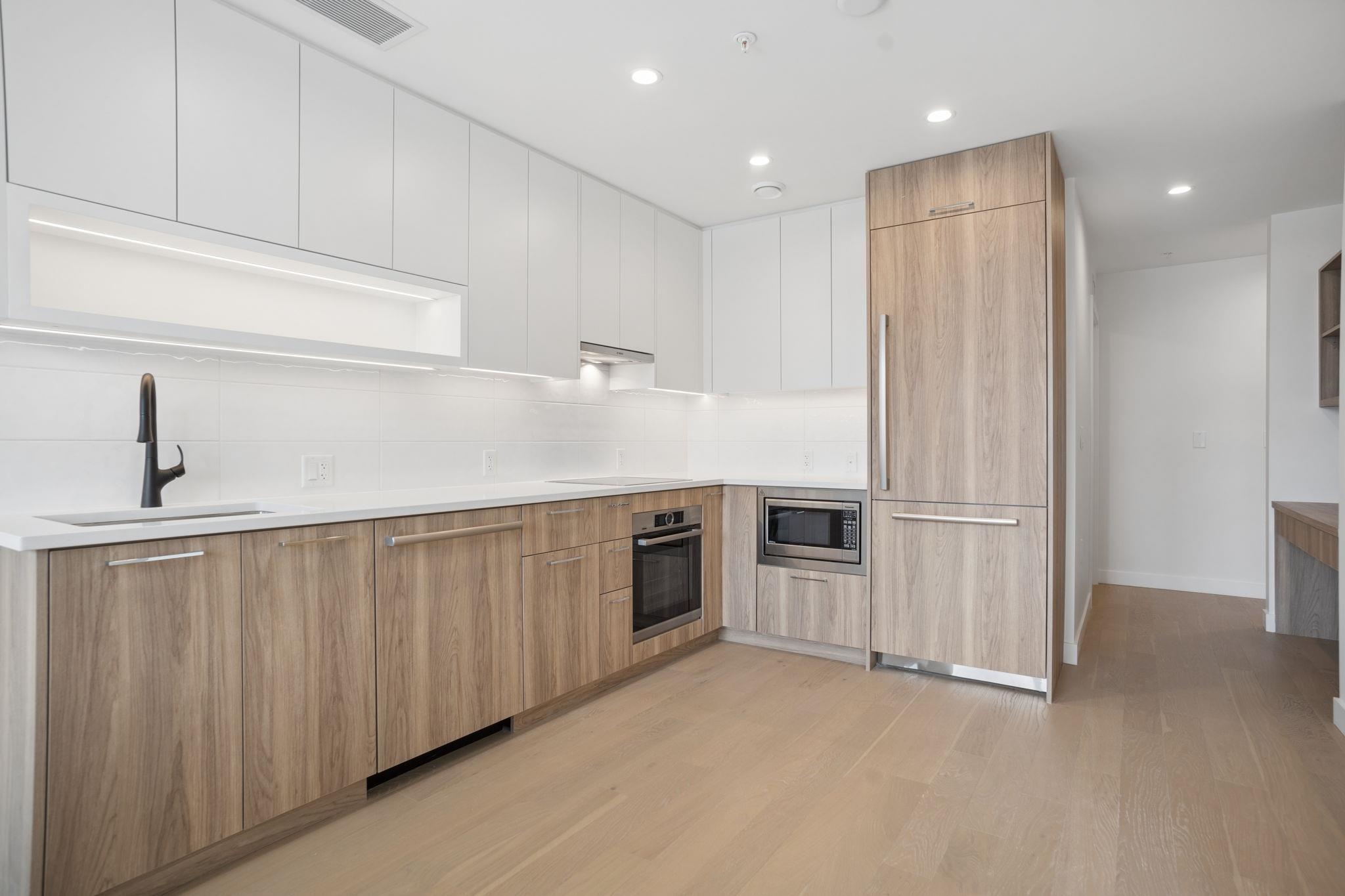 #202 8398 Oak Street - 4