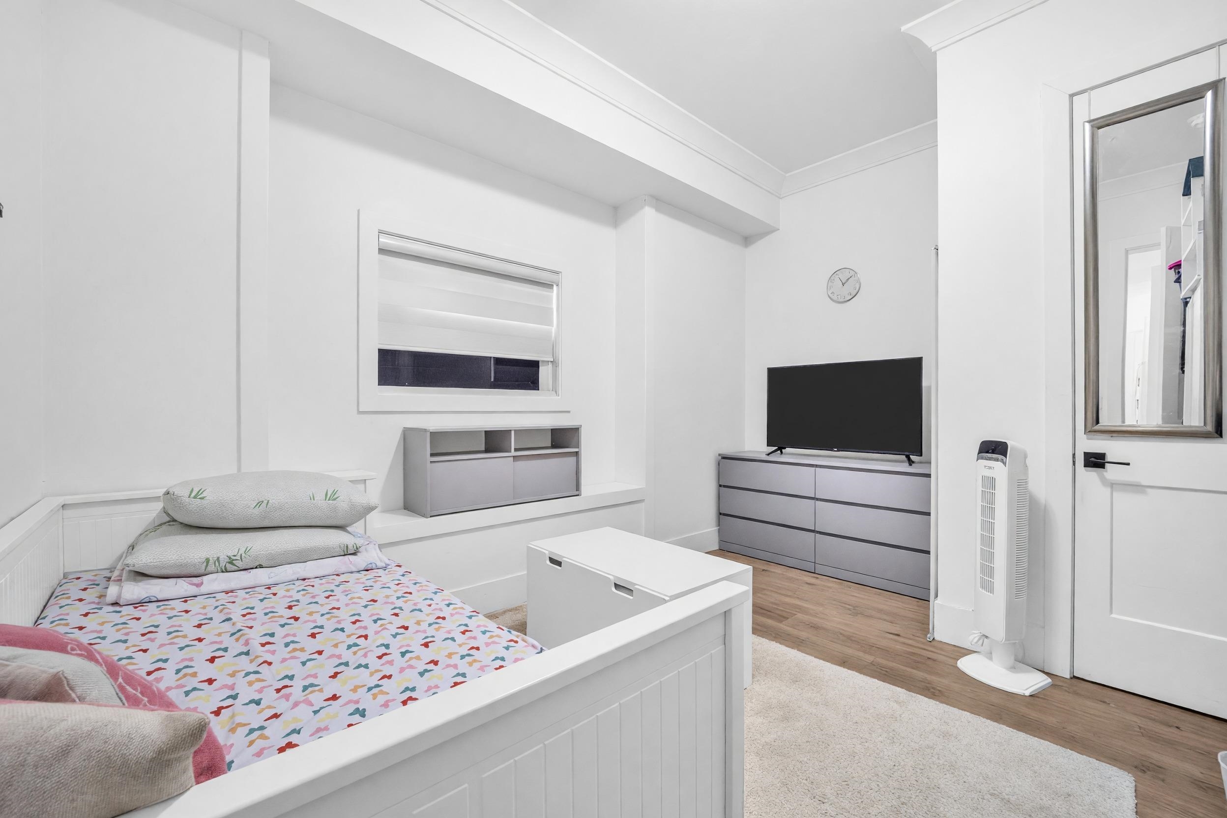 8631 Odlin Crescent - 35
