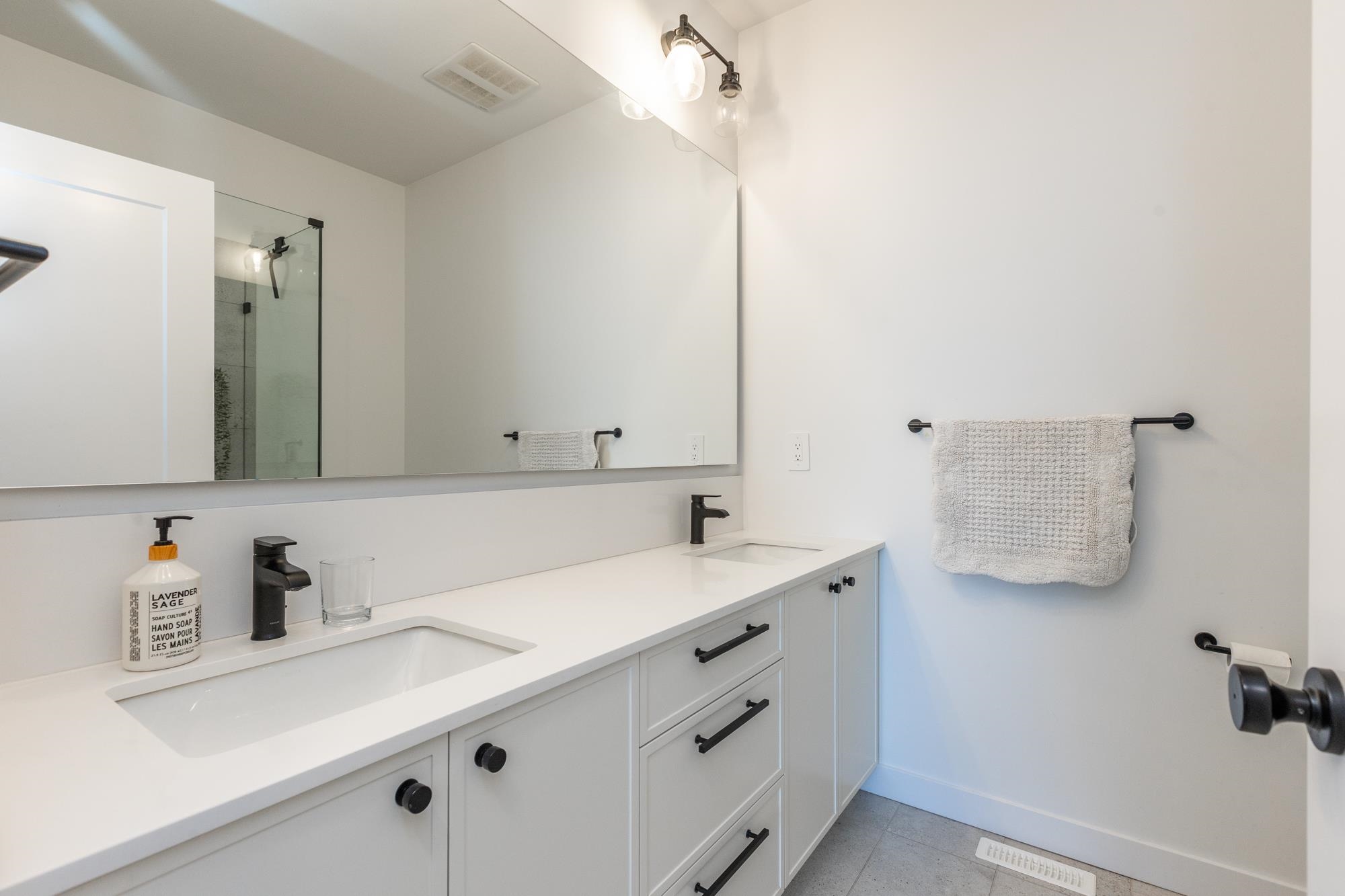 #13 2774 Montrose Avenue - 18